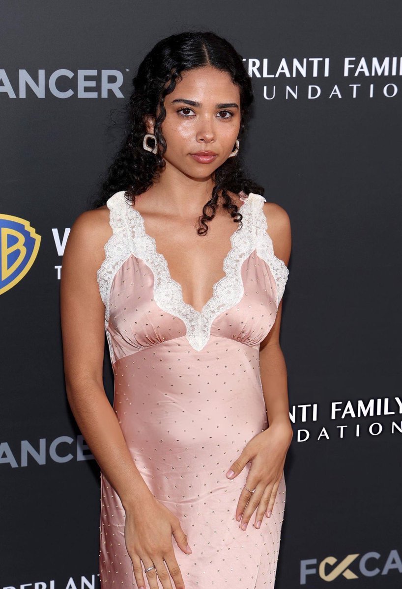 laetitiafiles's tweet photo. 📸| More bits of Laëtitia Hollard at The "Barbara Berlanti Heroes Gala" Benefitting F Cancer at Barker Hangar yesterday https://t.co/ZFjw1Ke7Cz