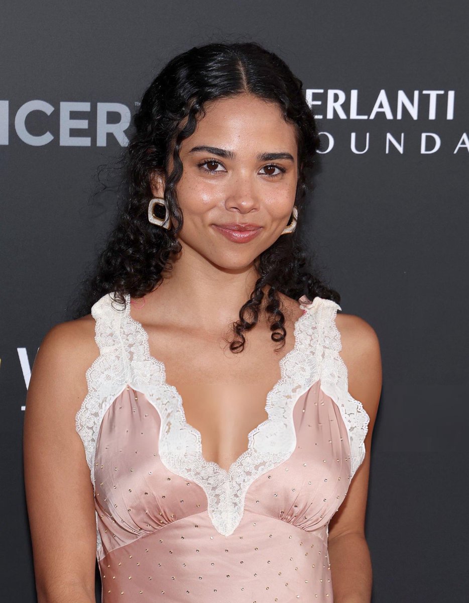 laetitiafiles's tweet photo. 📸| More bits of Laëtitia Hollard at The "Barbara Berlanti Heroes Gala" Benefitting F Cancer at Barker Hangar yesterday https://t.co/ZFjw1Ke7Cz