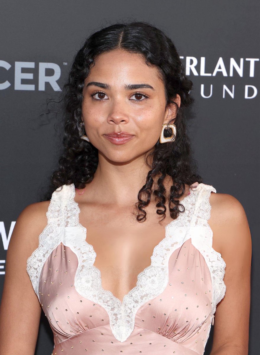 laetitiafiles's tweet photo. 📸| More bits of Laëtitia Hollard at The "Barbara Berlanti Heroes Gala" Benefitting F Cancer at Barker Hangar yesterday https://t.co/ZFjw1Ke7Cz