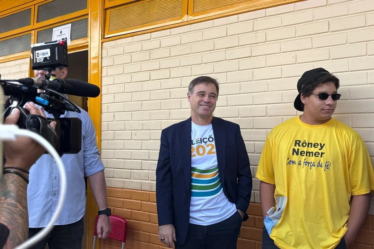 PrimeiroFront's tweet photo. 🔴ÚLTIMA HORA: Ministro André Mendonça diz que ficou tímido quando chegou para votar em Brasília e foi recebido com uma chuva de aplausos.

“Não esperava por isso. Fiquei tímido na hora, faz parte. Gratidão em ver o meu trabalho sendo reconhecido”, disse André Mendonça. https://t.co/mow7jZF2Ny