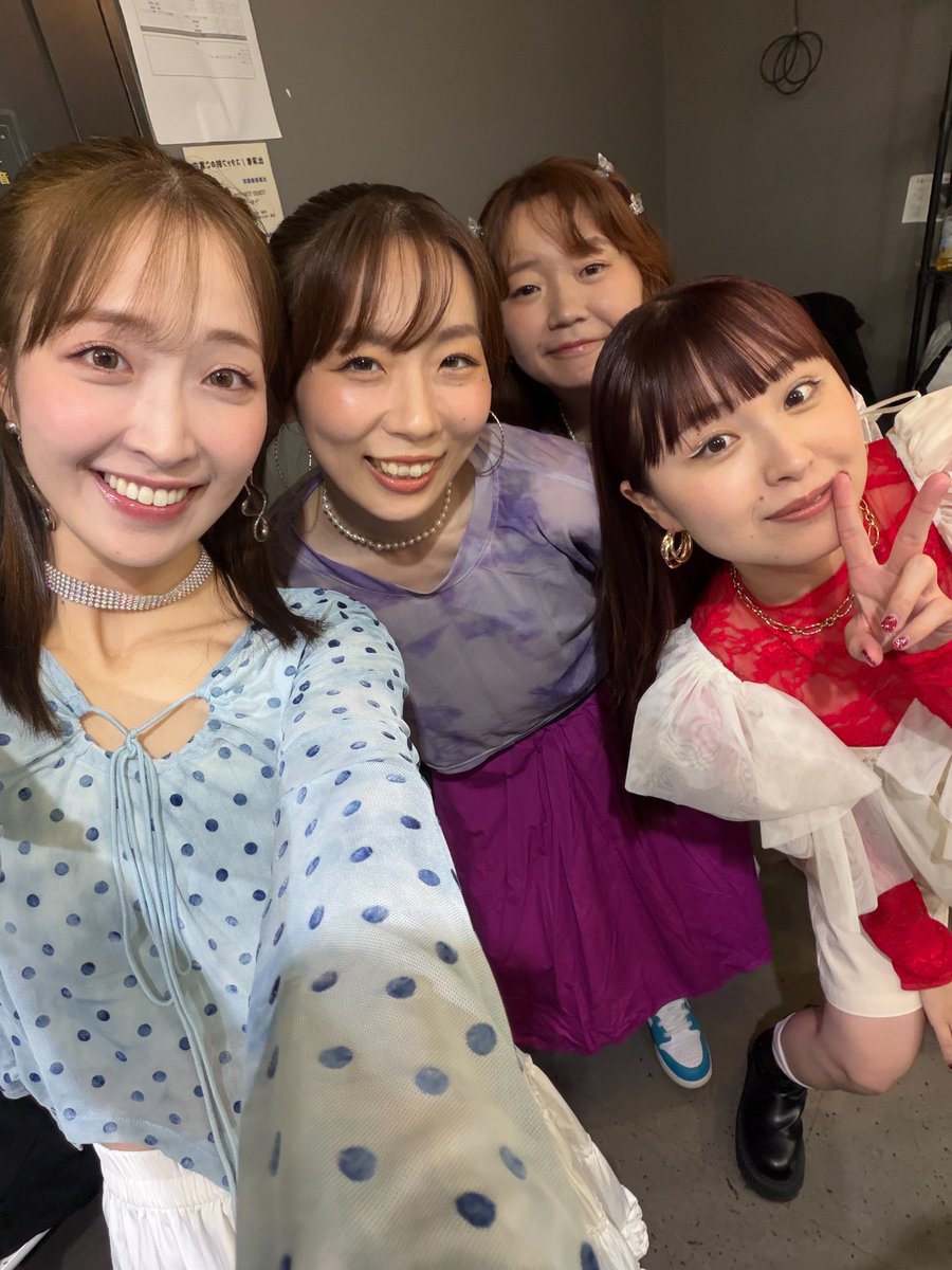 chikabuhihihi_'s tweet photo. 遅くなりましたが『雛団 -HiNADAN- LiVE vol.2』ゲストでEspeciaをお呼び頂いてありがとうございました🌴✨みんなも平日忙しい中、会いにきてくれてありがとう😭解散しててもわたしらグループなんよな〜🤝またEspeciaの三ノ宮ちかになれる日を楽しみに...パワフルママちゃんに戻ります💪ありがと🐷 https://t.co/jzi8jPNcF3