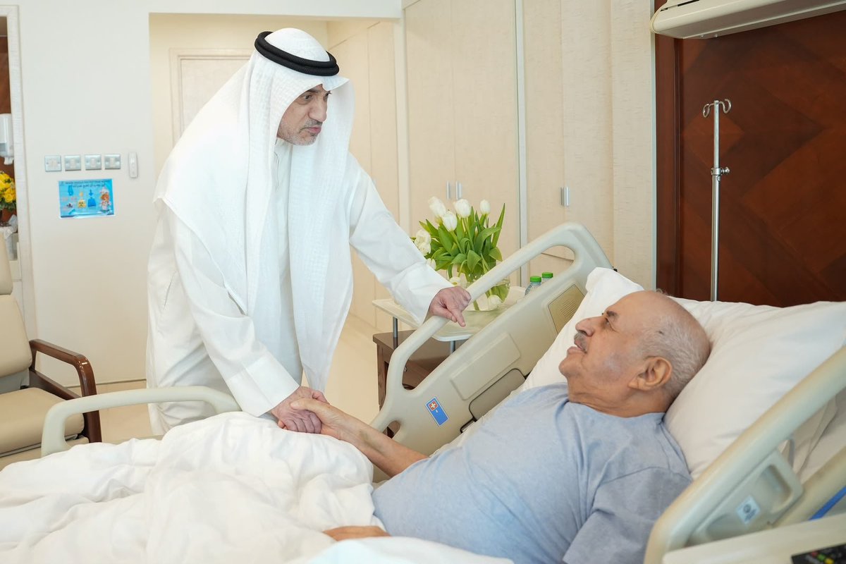 cckwt's tweet photo. صورة | الشيخ فهد اليوسف يزور الفريق متقاعد/ عبدالله الفارس في المستشفى للاطمئنان على صحته

• «الداخلية»: الزيارة تأتي تقديرا لمسيرة وعطاء الفارس باعتباره من مؤسسي الوزارة ومن أسهموا ببناء وتطوير المؤسسة الأمنية

• اليوسف أعرب عن تمنياته للفارس بالشفاء العاجل ودوام الصحة والعافية.. مؤكدا اعتزاز وزارة الداخلية بقياداتها الأمنية المتقاعدة وحرصها على رعايتهم والتواصل معهم