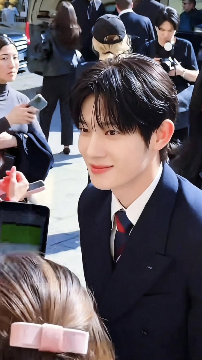 Evaik3214's tweet photo. Who is this? Could this be my groom? PARK SIWOO looks so incredibly handsome that my knees go weak.
MY PRINCE! 

PARK SIWOO AT VALENTINO PFWSS27

#PARKSIWOOxVALENTINO
#VALENTINOPFWSS27
#PARKSIWOO https://t.co/0SQDR0zmjH