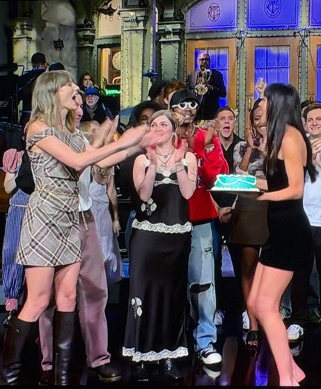 headtaybrina's tweet photo. the cake taylor made for dakota being light blue…. debut i am your meemaw and i think you’re coming https://t.co/EoI40hhx2V