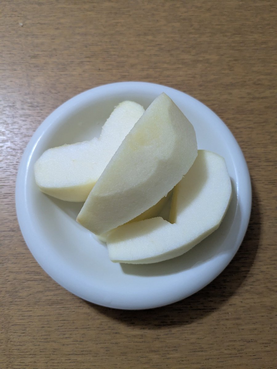 nogepanda's tweet photo. 葉物野菜高いわー
スパイスまぶして冷凍しておいた鶏肉焼いてトマトとえのきを付け合わせに。
栄養指導で毎日果物食べましょと。
りんごの季節が始まったからまずは半分＝一日の目安量。
#一人暮らしごはん https://t.co/QPgDjiUh29