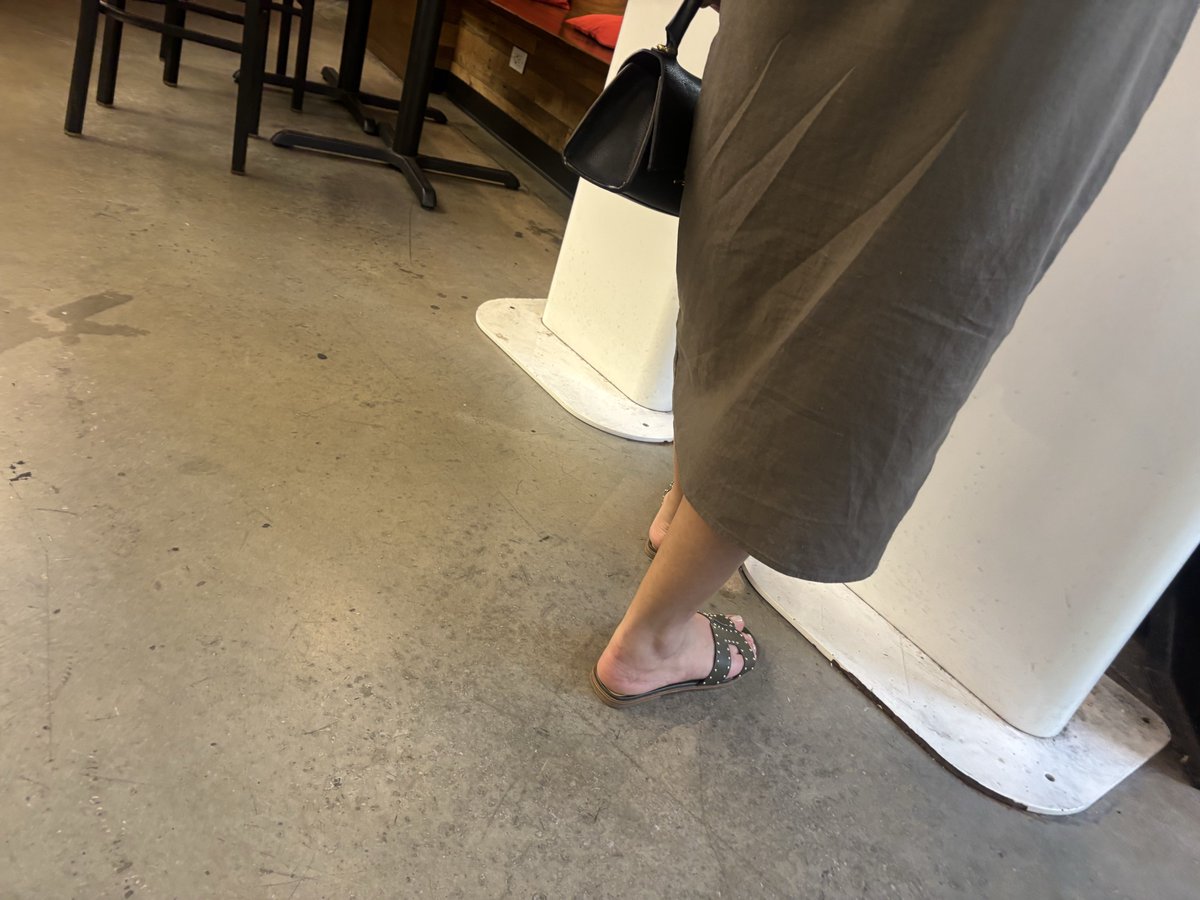 Dearlightitsme's tweet photo. Hot milf in sandals #feet #soles #feetfetish #candid https://t.co/D6UWAfXDJS