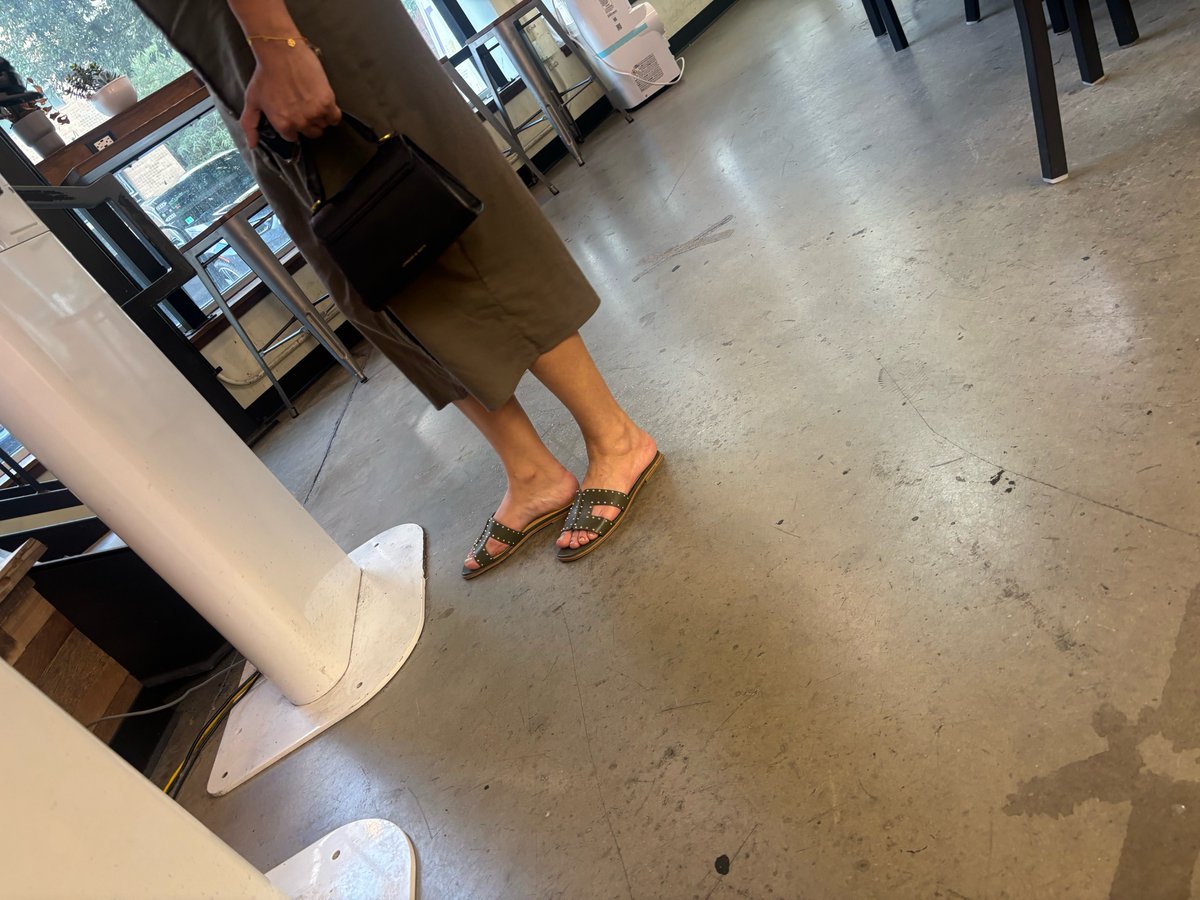 Dearlightitsme's tweet photo. Hot milf in sandals #feet #soles #feetfetish #candid https://t.co/D6UWAfXDJS