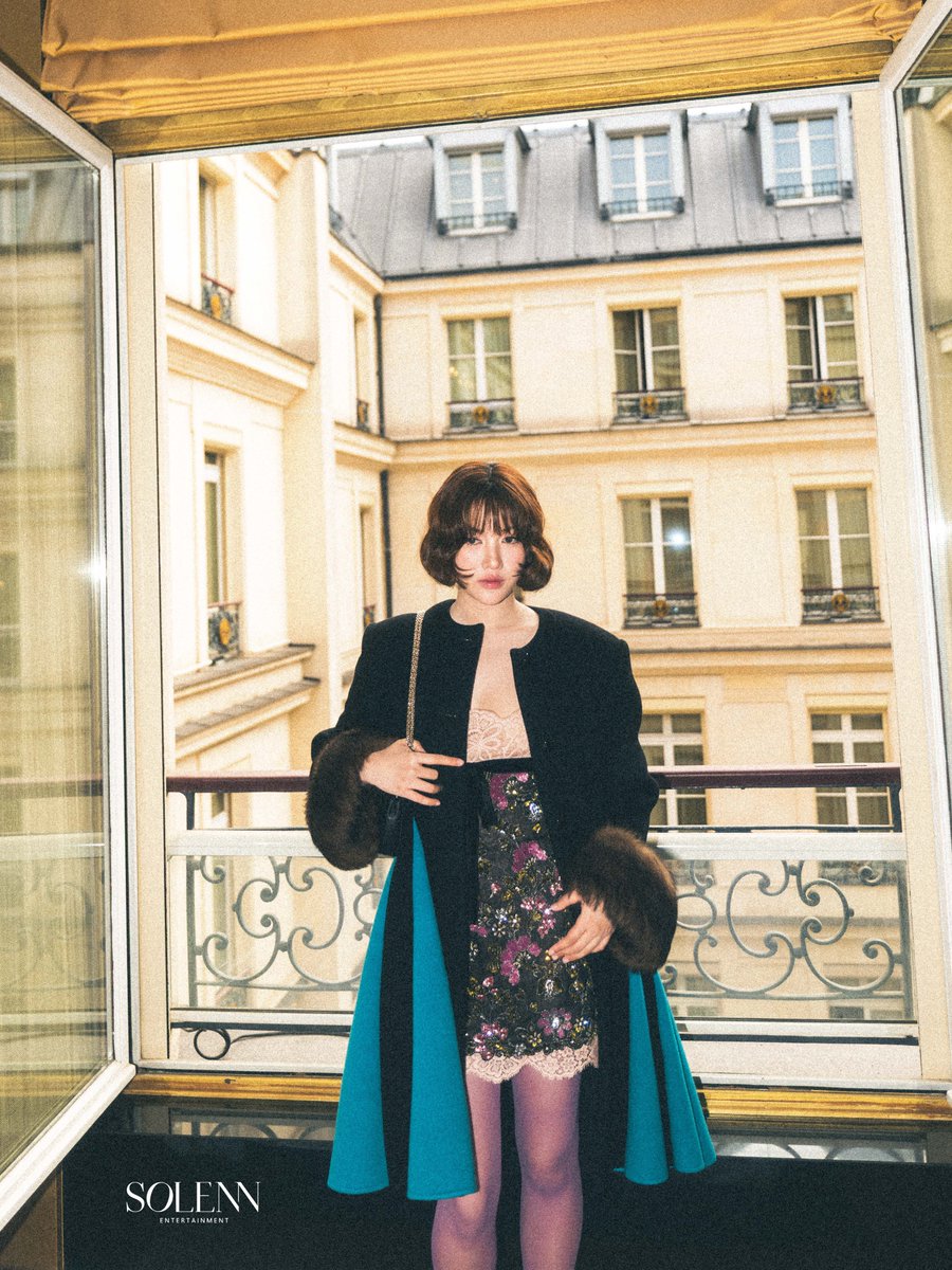 Solenn_Ent's tweet photo. AN ANTILIBRARY IN PARIS 📖 

SAROCHA X VALENTINO PFW SS27

#ValentinoSS27xFreen #ValentinoAntibiblioteca #ValentinoGaravani #srchafreen #PFW

@valentinoTH @MaisonValentino https://t.co/ZTUzMq7Kjh