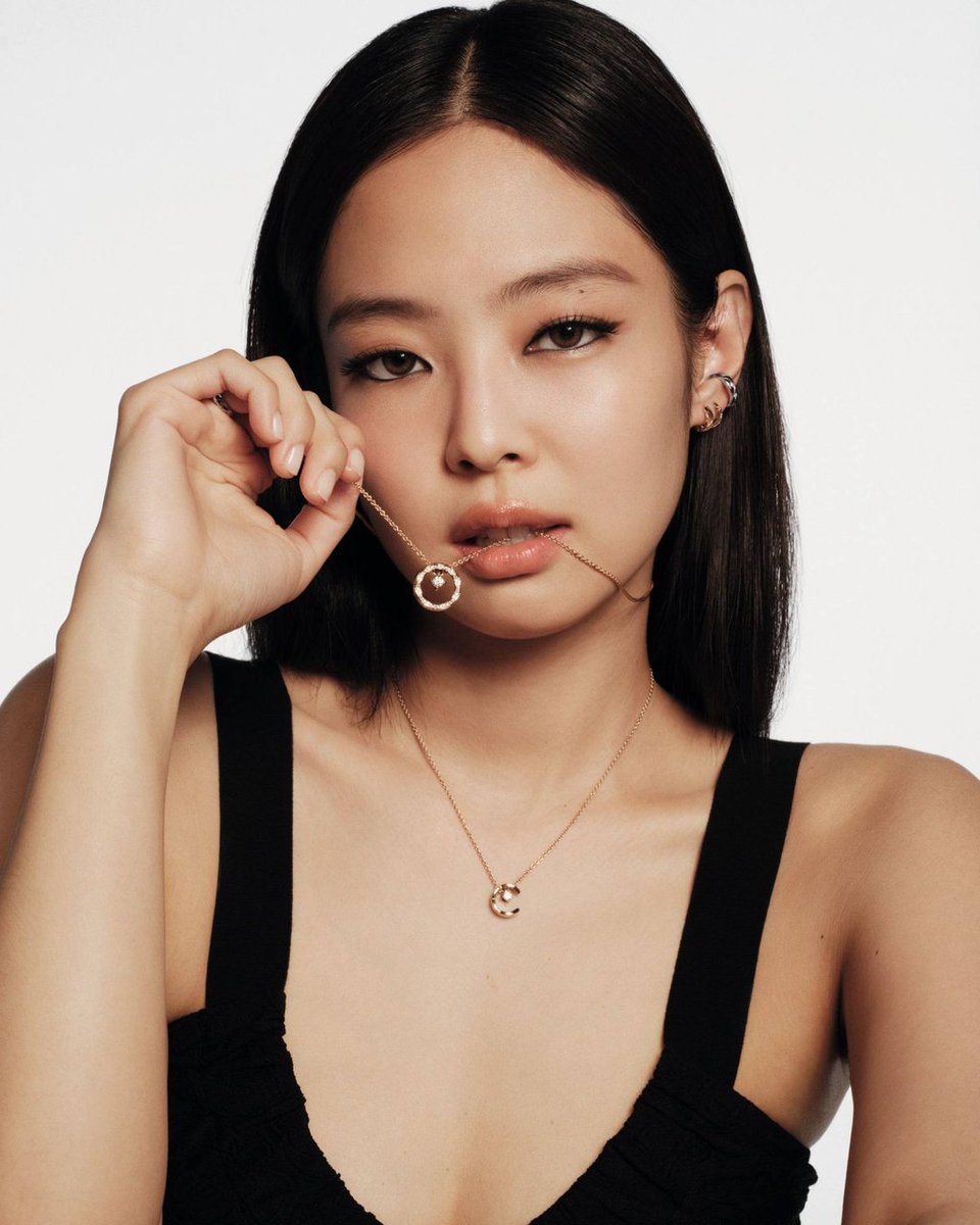 Aboutjenniehq's tweet photo. JENNIE’s “Dracula” is now the biggest song by a K-pop soloist in Billboard Hot 100 history, according to talkofthecharts. https://t.co/gMFzENym1N