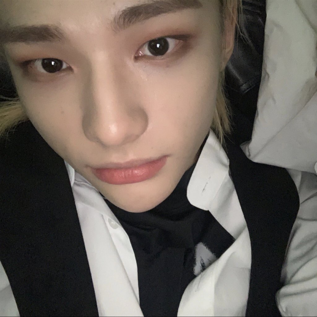 bbin320922's tweet photo. 권력 : 걸프렌 다리에 누워서 촬영 및 셀카 https://t.co/KK5twCRbdg