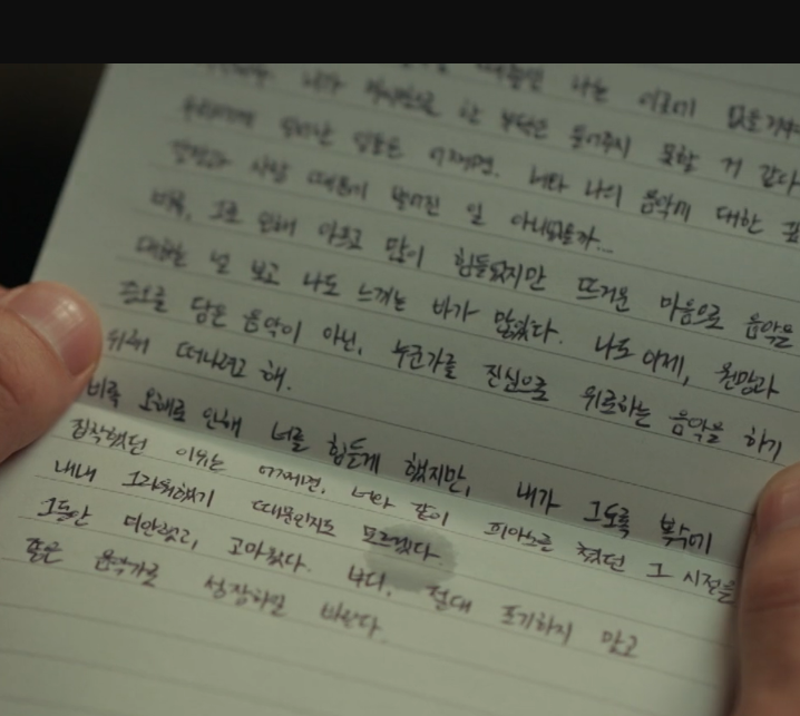 1eldpf's tweet photo. 비오한테 남겼던 편지는 오른손으로 쓴 거고, 엽서에 써서 보낸 글씨는 왼손으로 쓴 거겠지?  

글씨체가 다른 거 같기도 비슷한 거 같기도 해서...  

아니면 정요 오른손 아예 못쓰게 됐는데도 자기 오른손 못 쓰는 거 안 들키려고, 비오한테 엽서 보낼 때 어떻게든 오른손 붙잡고 쓴 거면... https://t.co/gLrWs43qVE