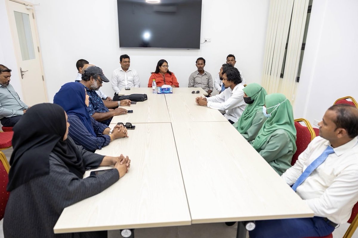 MoHmv's tweet photo. މިނިސްޓަރ @geelaali ، ށ.ނޫމާރާ ޞިއްޙީ މަރުކަޒުގެ އިސްވެރިން އަދި މުވައްޒަފުންނާ ބައްދަލުކުރައްވާ، ޞިއްޙީ ޚިދުމަތް ދިނުމަށް ދިމާވާ ގޮންޖެހުންތައް އޮޅުންފިލުވާ، ޚިދުމަތް އިތުރަށް ފުރިހަމަ ކުރެވޭނެ ގޮތްތަކާ ބެހޭ ގޮތުން މަޝްވަރާ ކުރައްވައިފި. https://t.co/1N7VOqbZC8