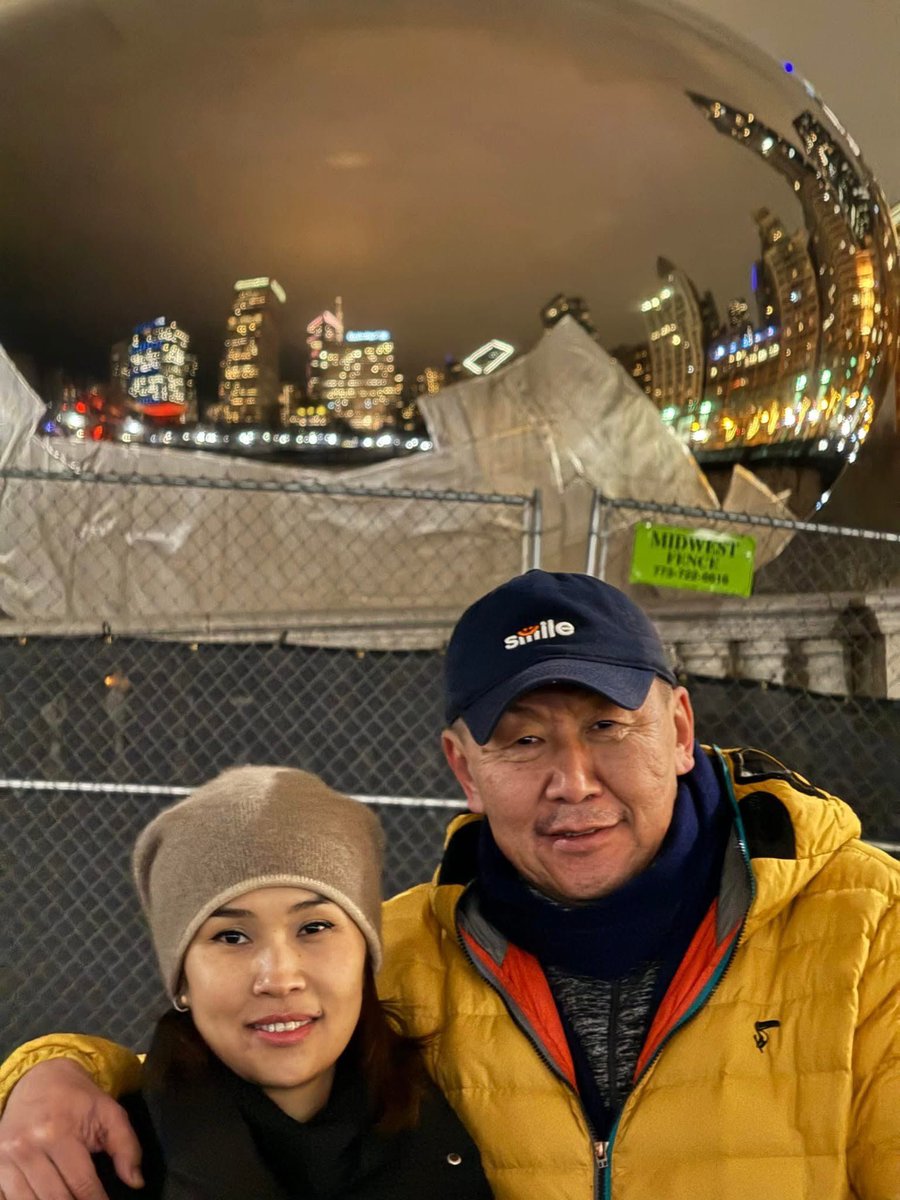 mandahzull's tweet photo. Солонгоо АНУ-д амьдарч байхдаа гэр бүлтэй өөрөөсөө 20 насаар ах залуутай явалдаж 3 хүүхэдтэй эхнэрээс нь салгаж суусан болохоор л Эмошноос хөөгдсөн юм шдээ ккк. Сүндэрээ Болороо 2 ч аймар. Удахгүй нэгнийхээ бузрыг ярьцгаагаад алалцах сурагтай шүү https://t.co/GztbaSkRhR