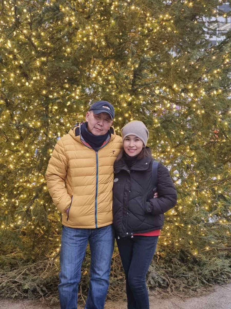 mandahzull's tweet photo. Солонгоо АНУ-д амьдарч байхдаа гэр бүлтэй өөрөөсөө 20 насаар ах залуутай явалдаж 3 хүүхэдтэй эхнэрээс нь салгаж суусан болохоор л Эмошноос хөөгдсөн юм шдээ ккк. Сүндэрээ Болороо 2 ч аймар. Удахгүй нэгнийхээ бузрыг ярьцгаагаад алалцах сурагтай шүү https://t.co/GztbaSkRhR