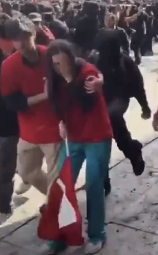 HugoEHerrera's tweet photo. ¿Qué pasa por la cabeza del encapuchado de marras? ¿Tiene sentido esa política? Décadas de adoctrinamiento, ¿para eso? ¿Qué tienen que decir la @Confech y Laura Mlynarz, su presidenta? ¿Asumirán su responsabilidad en una violencia que nunca es accesoria a sus marchas? https://t.co/wtHGaQHmfG