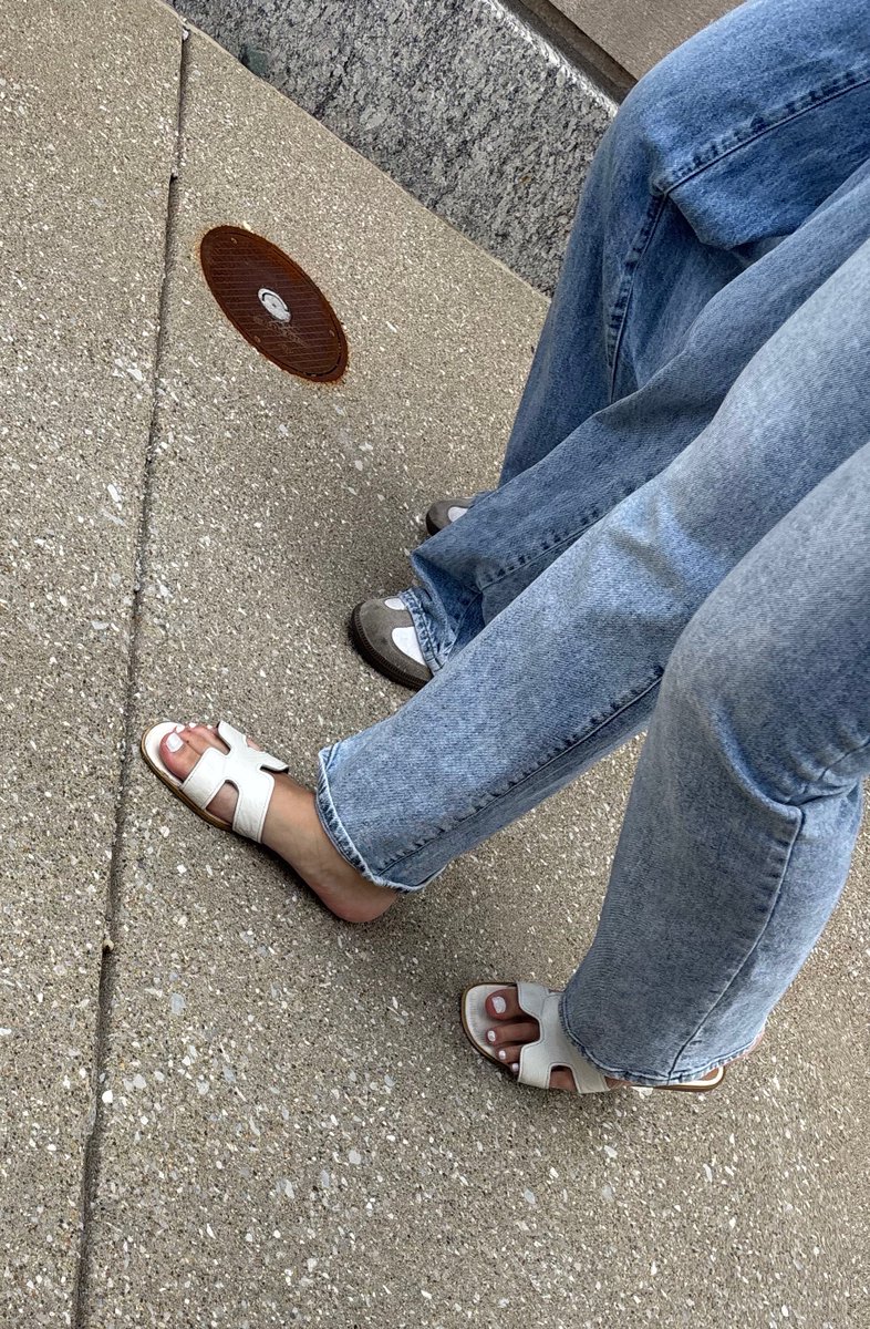 Dearlightitsme's tweet photo. Beautiful latina #latina #candid #feet #toes https://t.co/XX2E5Ykkuy