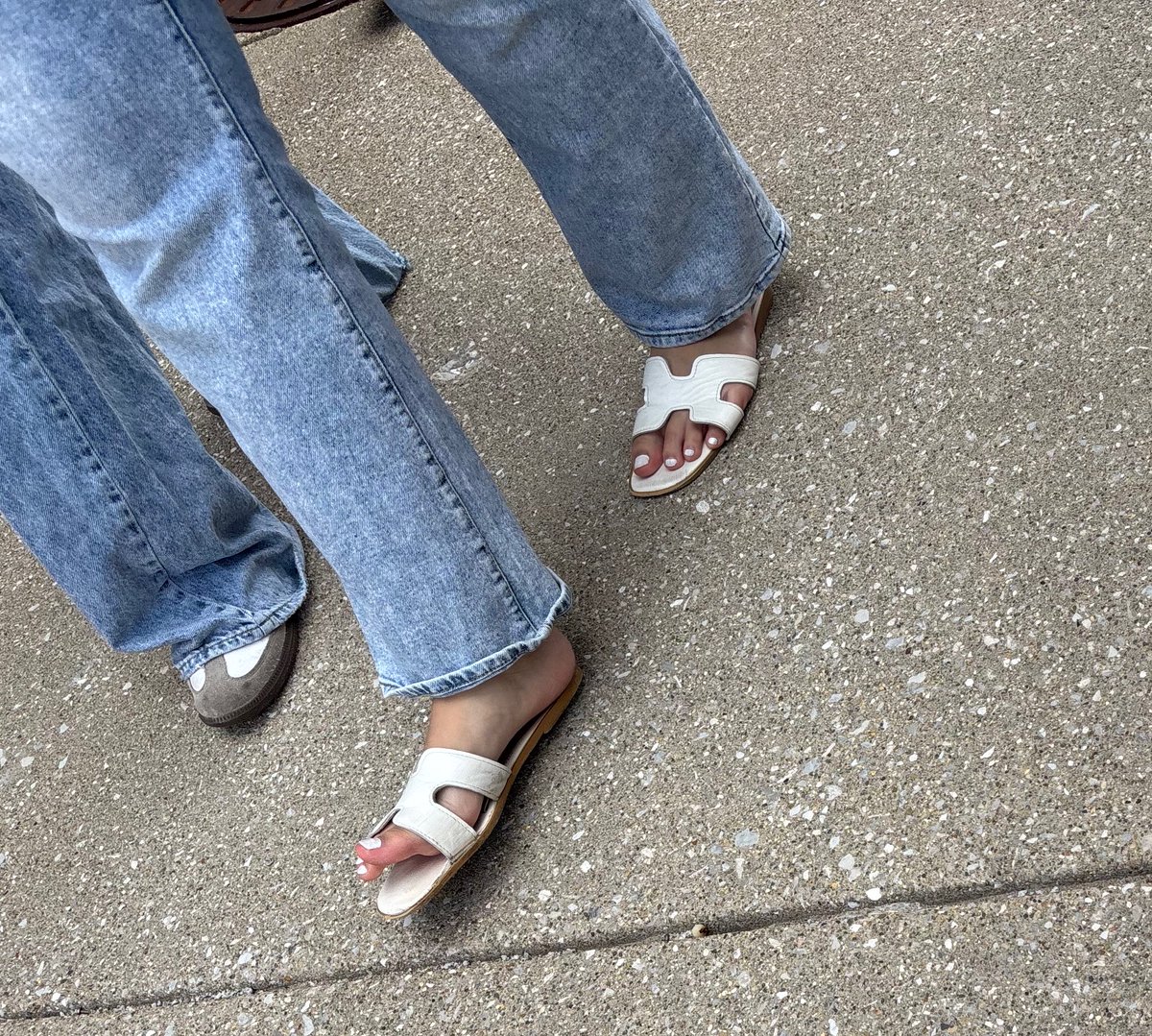 Dearlightitsme's tweet photo. Beautiful latina #latina #candid #feet #toes https://t.co/XX2E5Ykkuy