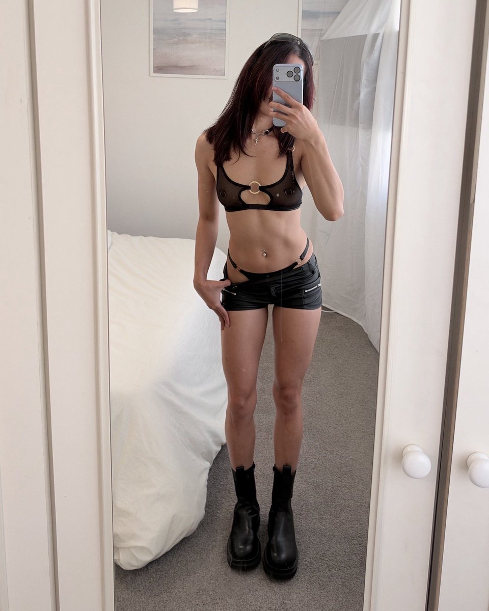 LittleLusi_x's tweet photo. Rave outfit check 👽 https://t.co/1ahBDfs8WI