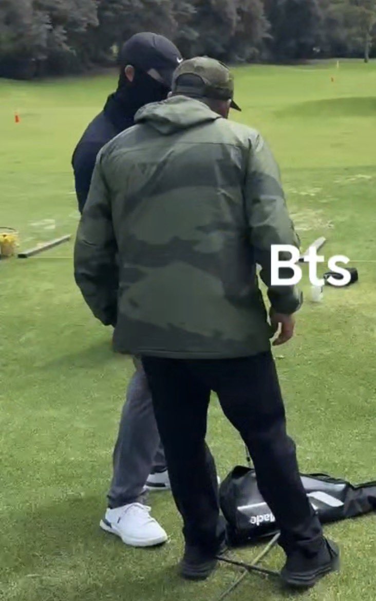 jktaeilyy's tweet photo. taehyung!
Is the person wearing the mask Jungkook?🤔 https://t.co/adbt5ygpNI