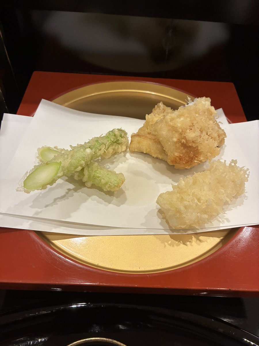 seseriKGSM's tweet photo. 同伴で天ぷら🍤
カウンターで他の客サラリーマンしか居なくて気まずかった https://t.co/mRSkgJRrem