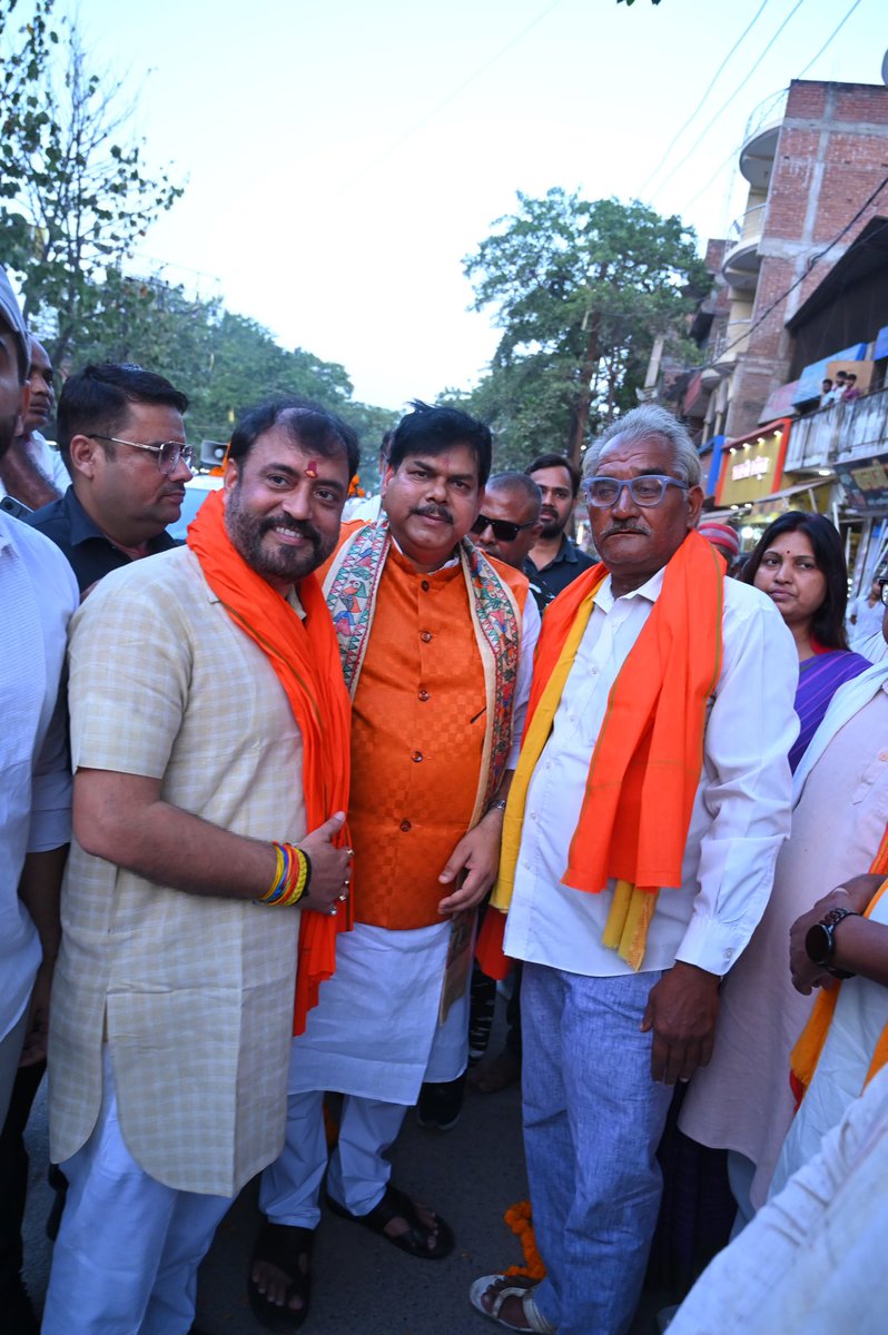 mkrtiwari_bjp's tweet photo. बक्सर जाने के क्रम में कार्यकर्ताओं एवं समर्थकों द्वारा किए गए स्वागत व अभिनंदन से अभिभूत हूँ
आपका यह प्रेम एवं विश्वास ही मेरी सबसे बड़ी ताकत है। आप सभी का हृदय से आभार एवं धन्यवाद। 🙏🌺
#Swagat #buxar #karykarta #Welcome https://t.co/4iSZaMNjiB