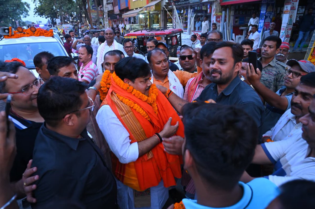 mkrtiwari_bjp's tweet photo. बक्सर जाने के क्रम में कार्यकर्ताओं एवं समर्थकों द्वारा किए गए स्वागत व अभिनंदन से अभिभूत हूँ
आपका यह प्रेम एवं विश्वास ही मेरी सबसे बड़ी ताकत है। आप सभी का हृदय से आभार एवं धन्यवाद। 🙏🌺
#Swagat #buxar #karykarta #Welcome https://t.co/4iSZaMNjiB