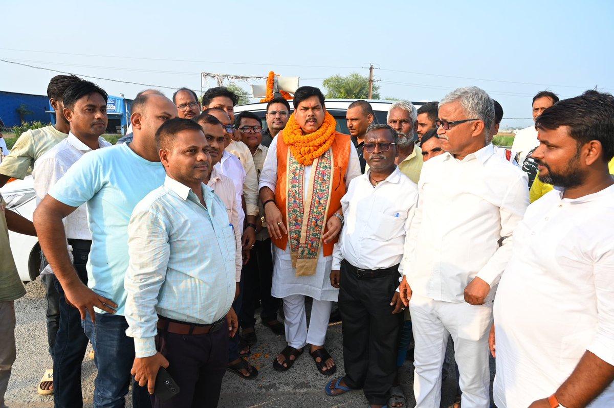 mkrtiwari_bjp's tweet photo. बक्सर जाने के क्रम में कार्यकर्ताओं एवं समर्थकों द्वारा किए गए स्वागत व अभिनंदन से अभिभूत हूँ
आपका यह प्रेम एवं विश्वास ही मेरी सबसे बड़ी ताकत है। आप सभी का हृदय से आभार एवं धन्यवाद। 🙏🌺
#Swagat #buxar #karykarta #Welcome https://t.co/4iSZaMNjiB