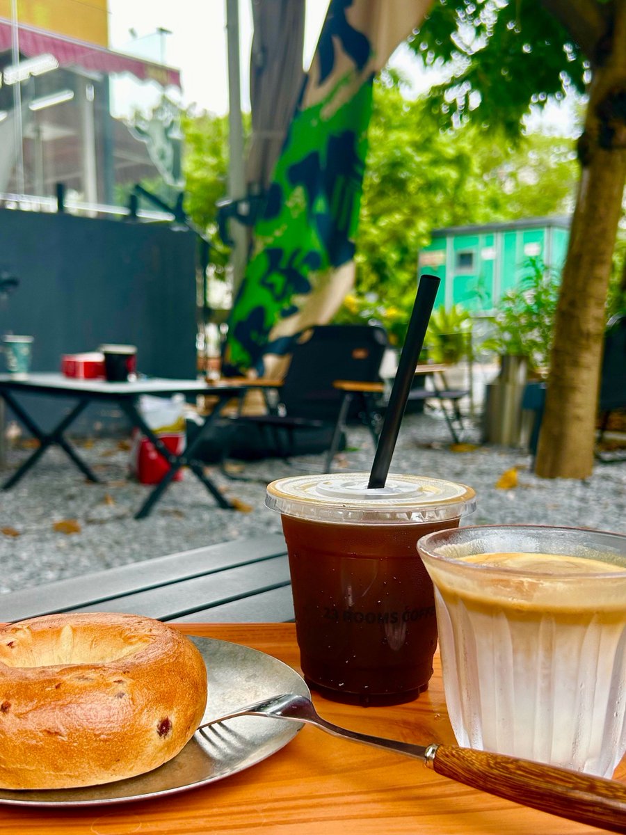 EverleighO6von's tweet photo. Café aromático y luz dorada en la esquina de la ciudad — momentos simples que hacen el día especial! https://t.co/F3eTWI0yvP