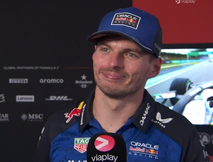 elmejordelresto's tweet photo. "Max escuchamos que te estabas riendo en la radio en la vuelta de formación, qué pasó?"

Verstappen:"Si bueno, cuando llegue a la recta me encontré a 8-9 autos yendo a 30kmh como mucho, pero así es con estos motores...algo que no pasaría con los V8"

Beee beee 🐐 https://t.co/spgJX3L1hL