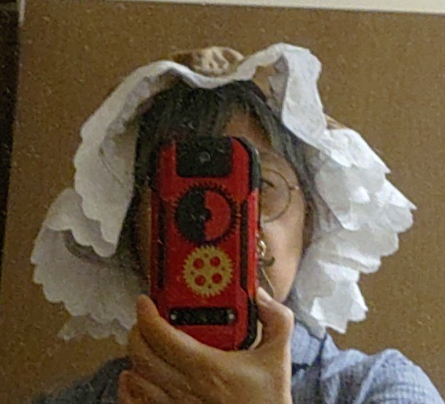 _maruha's tweet photo. 帽子つーかキャップを作ってみたが、思ってたんと違う〜。
だ〜いぶデカいというかビラビラしてしまった。
シニヨンキャップではないのでこれでもいいっちゃいいんだが。
うん、なんか初期設定間違ったかも知んない。
ゴムの位置をもっと外側にしたらマシになるか？ https://t.co/4ykHtXKL4T