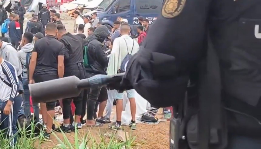 herqles_es's tweet photo. 🇪🇸🇲🇦 #Urgente | La Policía desaloja parte de El Trampolín y unos 1.200 marroquíes optan por regresar a Marruecos antes que ser identificados. https://t.co/yAL6wQr20l