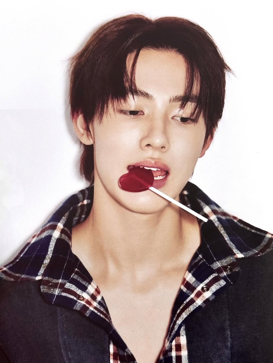 poutyhyeon's tweet photo. thinking about seonghyeon for dazed korea https://t.co/dQiE0rzuDf