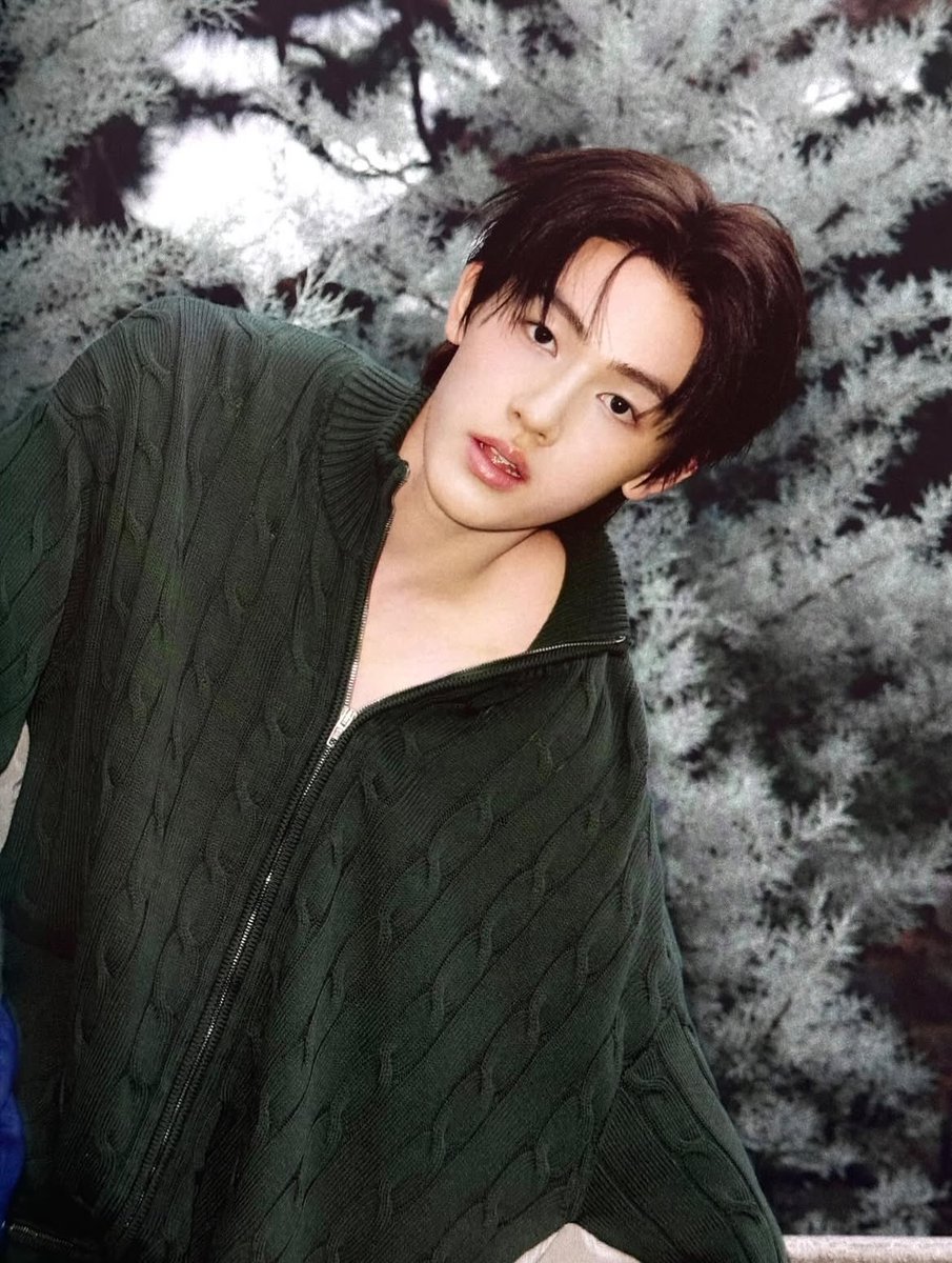 poutyhyeon's tweet photo. thinking about seonghyeon for dazed korea https://t.co/dQiE0rzuDf