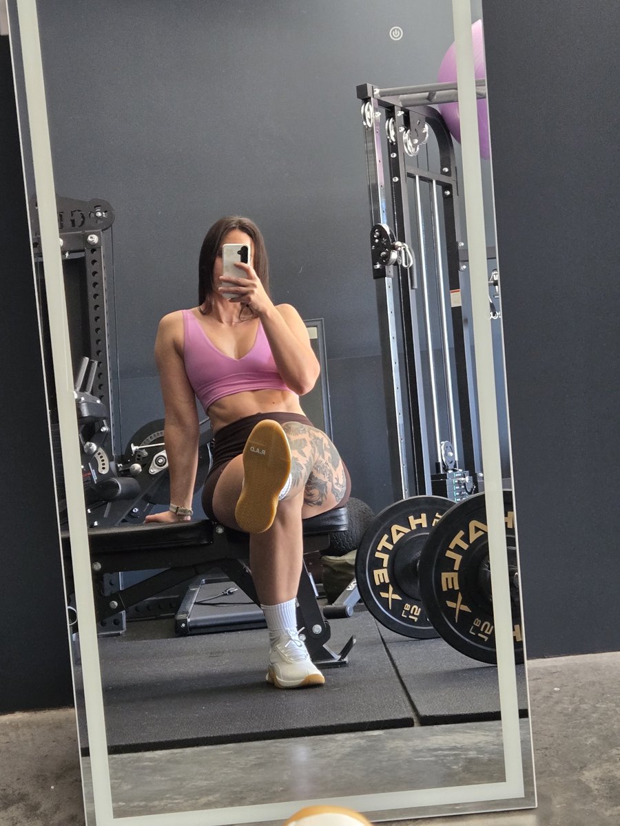 goddessb722's tweet photo. Would you get on your all fours in public if you saw me in the gym like this. https://t.co/O8dg0nPasb