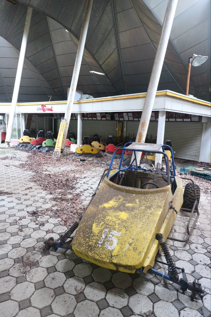 TetsuyaUta79's tweet photo. 廃墟になって約30年放置されているアウトドアスポーツ施設。
役目を終えたバギーたちの墓場となっていた。

#urbex
#abandoned
#liminalspaces
#dreamcore
#廃墟 https://t.co/E8KU1dduPR