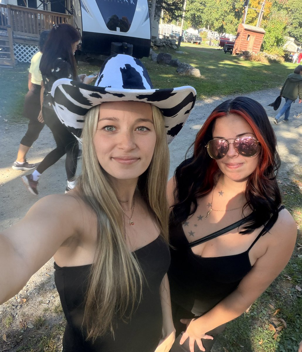goddesslynn30x1's tweet photo. Who wants to be bullied by us? 😈 https://t.co/1aQRjaCSxG