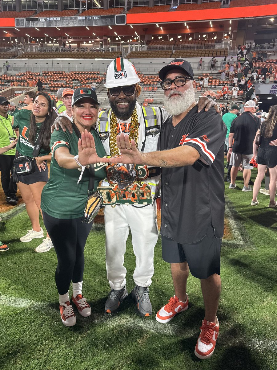 jboogie305dade's tweet photo. We was outside!!!
#YoYoYo #LetsGoCanes https://t.co/INMmdWWuTU