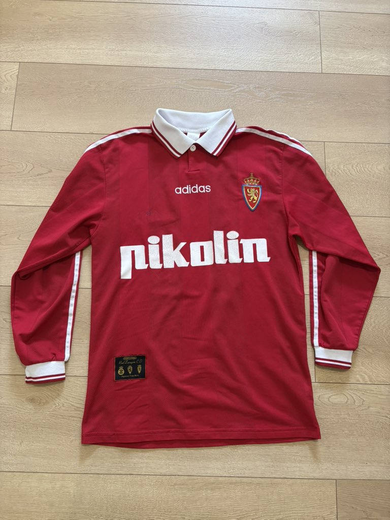 jsabinaRZ's tweet photo. @RealZaragoza @TeruelCd Hola, zaragocistas.

Hace unos días, saliendo de farra, me encontré esta reliquia en el suelo. He hablado con los garitos de la zona por si alguien preguntaba por ella y nada.

Encontremos al dueño porque todos sabemos lo que dolería perder esta maravilla.

Difundid, por favor. https://t.co/GgZmlHugLR