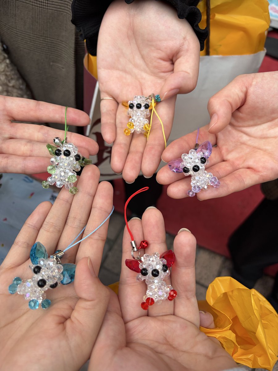 skskpanda_19's tweet photo. これから私たちは、を使って遊んでみた！
キーホルダーはそれっぽいのなかったので小さい頃にこういうのあったよねキーホルダーをお揃いで買いました💞
高校の授業終わりによくカラオケ行ってたから懐かしかったなあ。 https://t.co/JBtJBQ6god