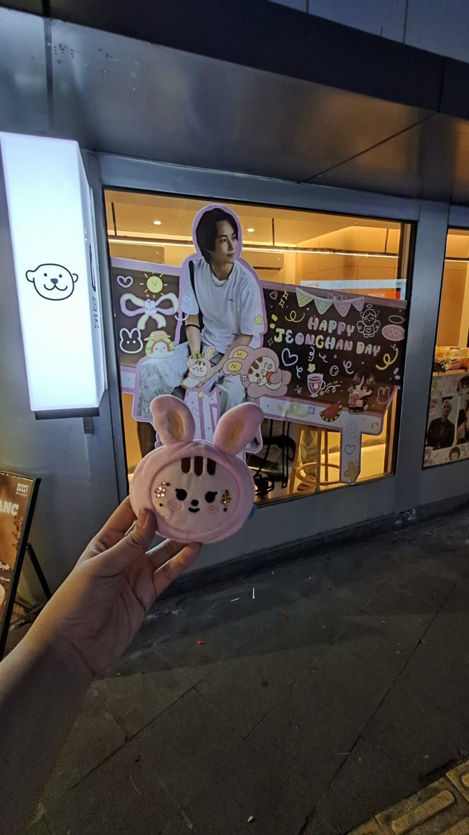 shujoshuji_'s tweet photo. Guyss liat aku ketemu siapa yg lg ngedekor di senjaa 🤭 mau spoiler dlu sih .. aslii nyesel klo ga ke dsenja deh 🤭 dekornya lucu bgt . Ini udh ijin yah sama ka @tiredzlinenoona dan ka @Yjhannieshu . Ga sengaja gangguin sih . Aslinya dari LED jeonghan ..eh melipir 🤭 https://t.co/7zibvYn1d1