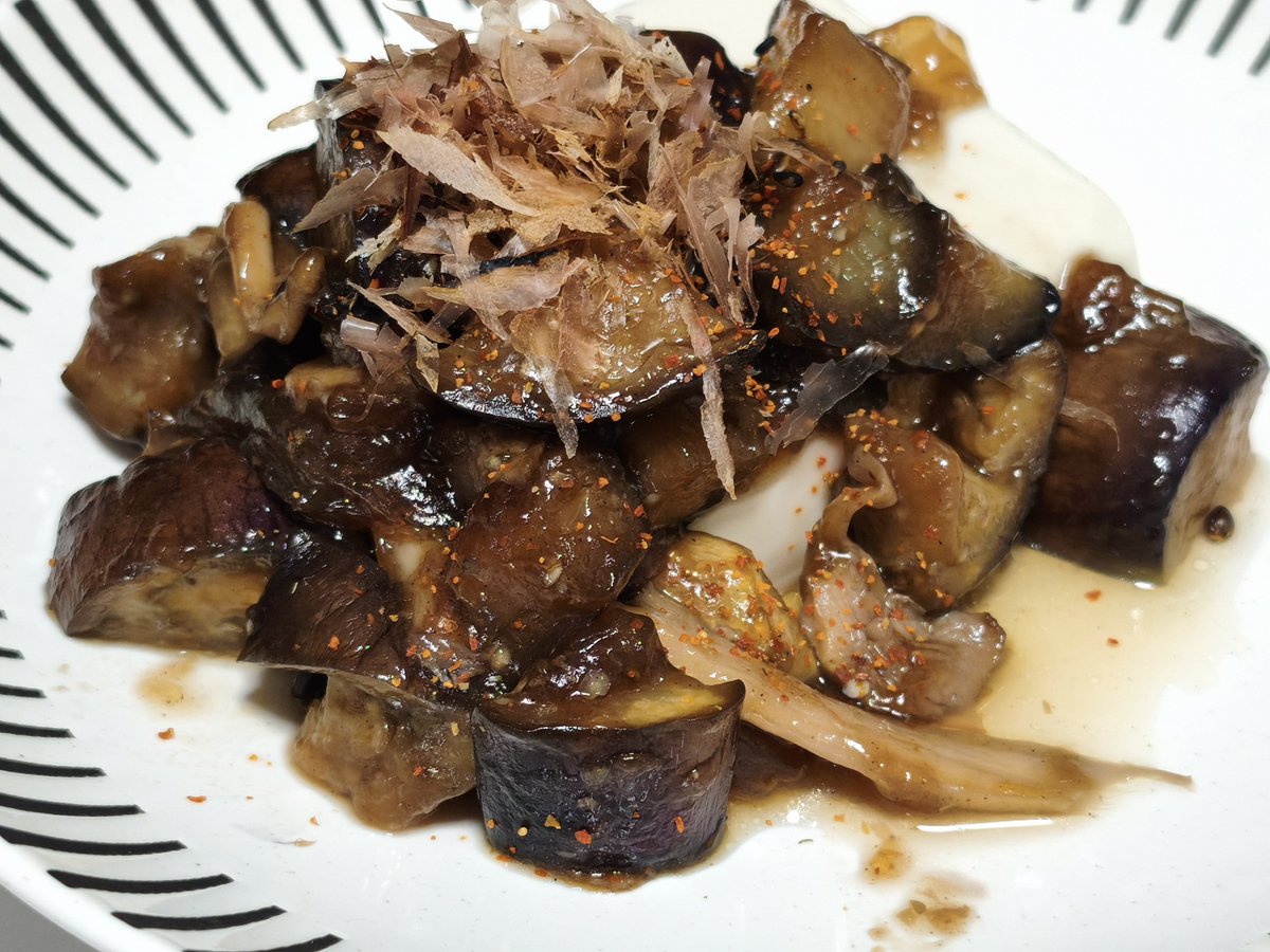 nerigarashi_01's tweet photo. #晩ご飯
#ナスとエリンギのにんにく黒酢炒め
#チェユクポックム

遅くなっちゃったけど、いただきます😋👍✨ https://t.co/v8BbG5uJsG