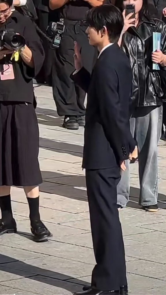 lng424289232051's tweet photo. 时宇身上兼具少年的清爽与内敛的贵气，刚好呼应Valentino静奢优雅的品牌内核。品牌依靠上乘面料塑造利落廓形，而时宇用自身独有的氛围感，将这件成衣的魅力完整释放出来。

PARK SIWOO AT VALENTINO PFWSS27

#PARKSIWOOxVALENTINO
#VALENTINOPFWSS27
#PARKSIWOO https://t.co/daeMw5XqNI