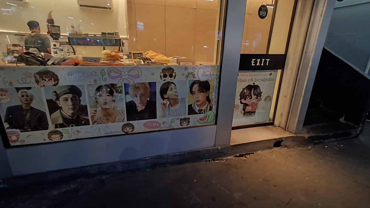 shujoshuji_'s tweet photo. Guyss liat aku ketemu siapa yg lg ngedekor di senjaa 🤭 mau spoiler dlu sih .. aslii nyesel klo ga ke dsenja deh 🤭 dekornya lucu bgt . Ini udh ijin yah sama ka @tiredzlinenoona dan ka @Yjhannieshu . Ga sengaja gangguin sih . Aslinya dari LED jeonghan ..eh melipir 🤭 https://t.co/7zibvYn1d1