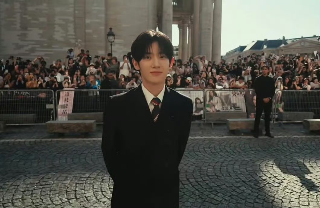 hannanini88's tweet photo. Valentino's aesthetic is bold yet delicate. So is Siwoo. This pairing is going to be iconic.

PARK SIWOO AT VALENTINO PFWSS27

#PARKSIWOOxVALENTINO
#VALENTINOPFWSS27
#PARKSIWOO https://t.co/zbukAy5KpJ