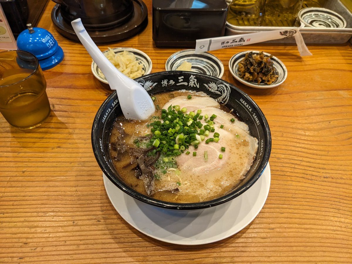 myhase's tweet photo. 今日は博多三氣の野間店へ。やっぱりここか長浜将軍だな。美味しいけど器小さくなったよね。 https://t.co/efA7YvDOhf