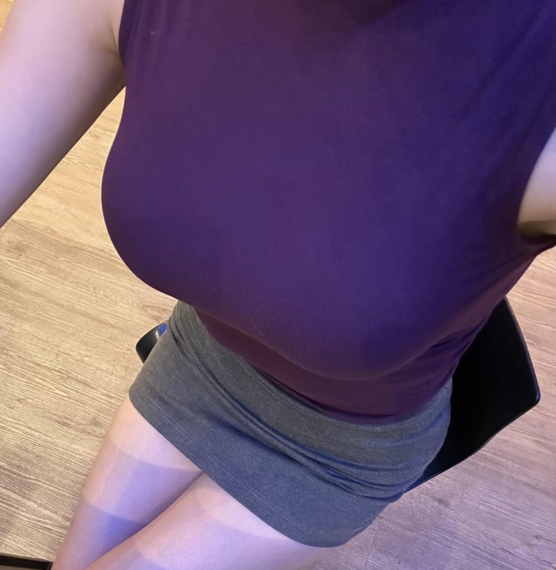 ferhatdogmazz's tweet photo. 看着镜子里的自己，那一刻真的有点想哭。这件紧身衣服以前我是绝对不敢尝试的，怕勒出肋骨的形状。现在看着被软肉填满的衣服，才明白原来我也能拥有属于自己的女人味。身体的变化，真的能治愈心里的自卑 #丰胸 #男娘 #xyn #hrt #mtf #ts #长胸 #改造 https://t.co/VyB6oL0K4p