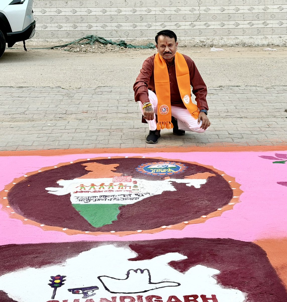 varinderjdbjp's tweet photo. सेवा के रंग, राष्ट्र के संग 🇮🇳

प्रधानमंत्री श्री @narendramodi जी के जन्मदिवस के अवसर पर चल रहे #सेवा_संकल्प_अभियान के अंतर्गत भाजपा जिला रानी लक्ष्मीबाई द्वारा सेक्टर-20, चंडीगढ़ में आयोजित “सेवा के रंग, राष्ट्र के संग” कार्यक्रम में वार्ड नंबर-3 के @BJP4Chandigarh के मंडल अध्यक्ष के रूप में सम्मिलित होकर सुंदर रंगोली का अवलोकन किया।

रंगों और रचनात्मकता के माध्यम से सेवा, समर्पण एवं राष्ट��रभक्ति का संदेश प्रस्तुत करने वाली यह रंगोली वास्तव में प्रेरणादायी है।

इस अवसर पर पूर्व प्रदेश अध्यक्ष श्री @SanjayTandonBJP जी, प्रदेश प्रवक्ता श्री @NareshAroraBjp जी, जिला अध्यक्ष श्री @gupta_anup जी, जिला कार्यकारी अध्यक्ष श्री राज किशोर जी, जिला महामंत्री श्री सतबीर ठाकुर जी, जिला सचिव श्रीमती मीनाक्षी सिंह जी, कार्यक्रम संयोजक श्री विजय शर्मा जी, @bjpscmorchachd उपाध्यक्ष श्रीमती @rashmijd78 जी, मंडल अध्यक्ष श्री राजन जी, श्���ी रवि रावत जी सहित भाजपा के अनेक पदाधिकारी एवं कार्यकर्ता उपस्थित रहे।

सेवा ही संगठन • राष्ट्र सर्वोपरि 🇮🇳

#sevasankalpabhiyan 
@JPNadda 
@JPMalhotra 
@manthriji 
@MahendraP_BJP 
@blsanthosh 
@saudansinghbjp 
@LalSinghArya 
@SanjayNirmalbjp 
@TawdeVinod