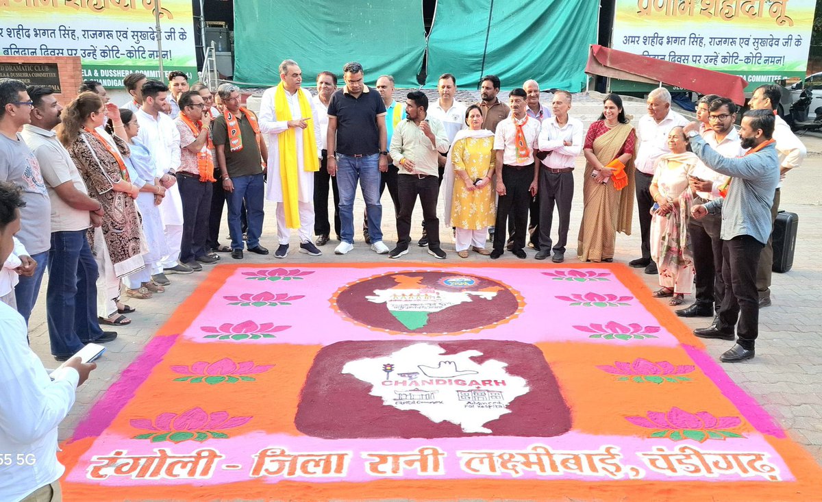 varinderjdbjp's tweet photo. सेवा के रंग, राष्ट्र के संग 🇮🇳

प्रधानमंत्री श्री @narendramodi जी के जन्मदिवस के अवसर पर चल रहे #सेवा_संकल्प_अभियान के अंतर्गत भाजपा जिला रानी लक्ष्मीबाई द्वारा सेक्टर-20, चंडीगढ़ में आयोजित “सेवा के रंग, राष्ट्र के संग” कार्यक्रम में वार्ड नंबर-3 के @BJP4Chandigarh के मंडल अध्यक्ष के रूप में सम्मिलित होकर सुंदर रंगोली का अवलोकन किया।

रंगों और रचनात्मकता के माध्यम से सेवा, समर्पण एवं राष्ट��रभक्ति का संदेश प्रस्तुत करने वाली यह रंगोली वास्तव में प्रेरणादायी है।

इस अवसर पर पूर्व प्रदेश अध्यक्ष श्री @SanjayTandonBJP जी, प्रदेश प्रवक्ता श्री @NareshAroraBjp जी, जिला अध्यक्ष श्री @gupta_anup जी, जिला कार्यकारी अध्यक्ष श्री राज किशोर जी, जिला महामंत्री श्री सतबीर ठाकुर जी, जिला सचिव श्रीमती मीनाक्षी सिंह जी, कार्यक्रम संयोजक श्री विजय शर्मा जी, @bjpscmorchachd उपाध्यक्ष श्रीमती @rashmijd78 जी, मंडल अध्यक्ष श्री राजन जी, श्���ी रवि रावत जी सहित भाजपा के अनेक पदाधिकारी एवं कार्यकर्ता उपस्थित रहे।

सेवा ही संगठन • राष्ट्र सर्वोपरि 🇮🇳

#sevasankalpabhiyan 
@JPNadda 
@JPMalhotra 
@manthriji 
@MahendraP_BJP 
@blsanthosh 
@saudansinghbjp 
@LalSinghArya 
@SanjayNirmalbjp 
@TawdeVinod