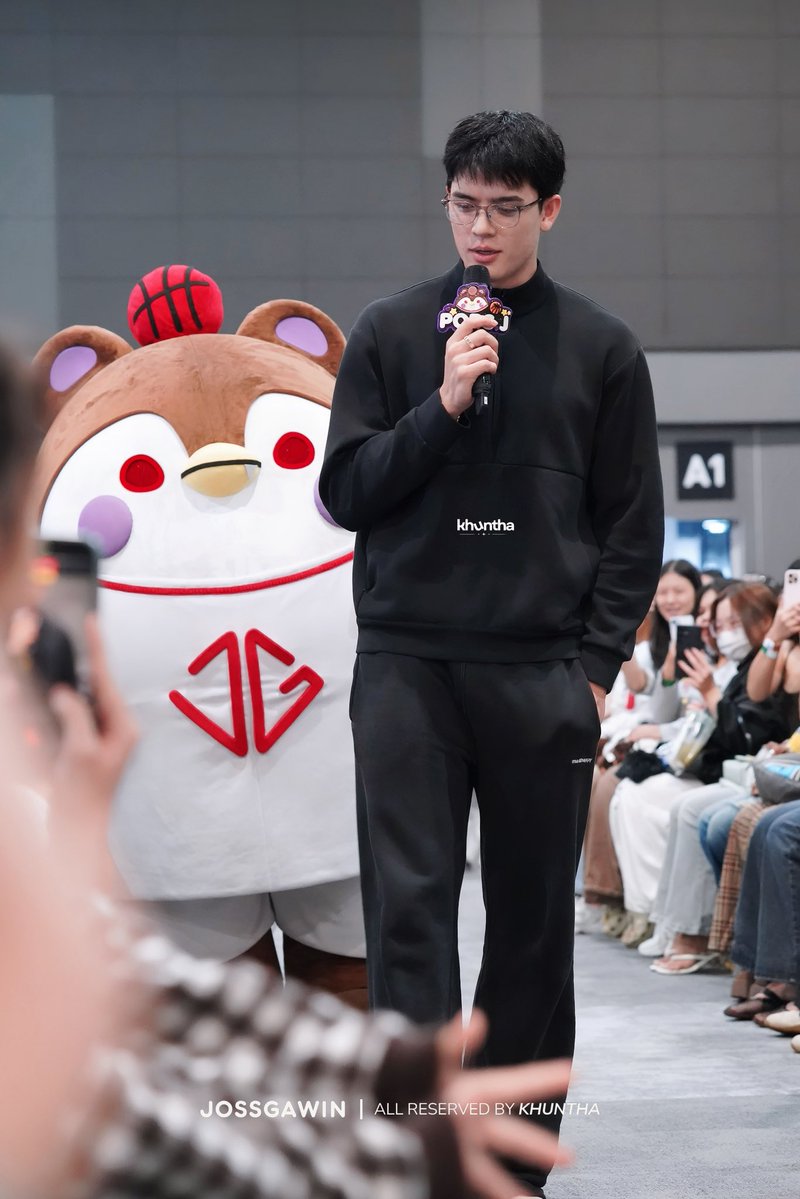 khuntha__'s tweet photo. [2026.10.03] HQ

Super DAD & Cool Kid 🫳🏻🏀💖

JOSSGAWIN GUINZLY BIG FAM

#GMMTVFANIVAL2026HappyFamilyxJG 
#JossWayar #GUINZLY