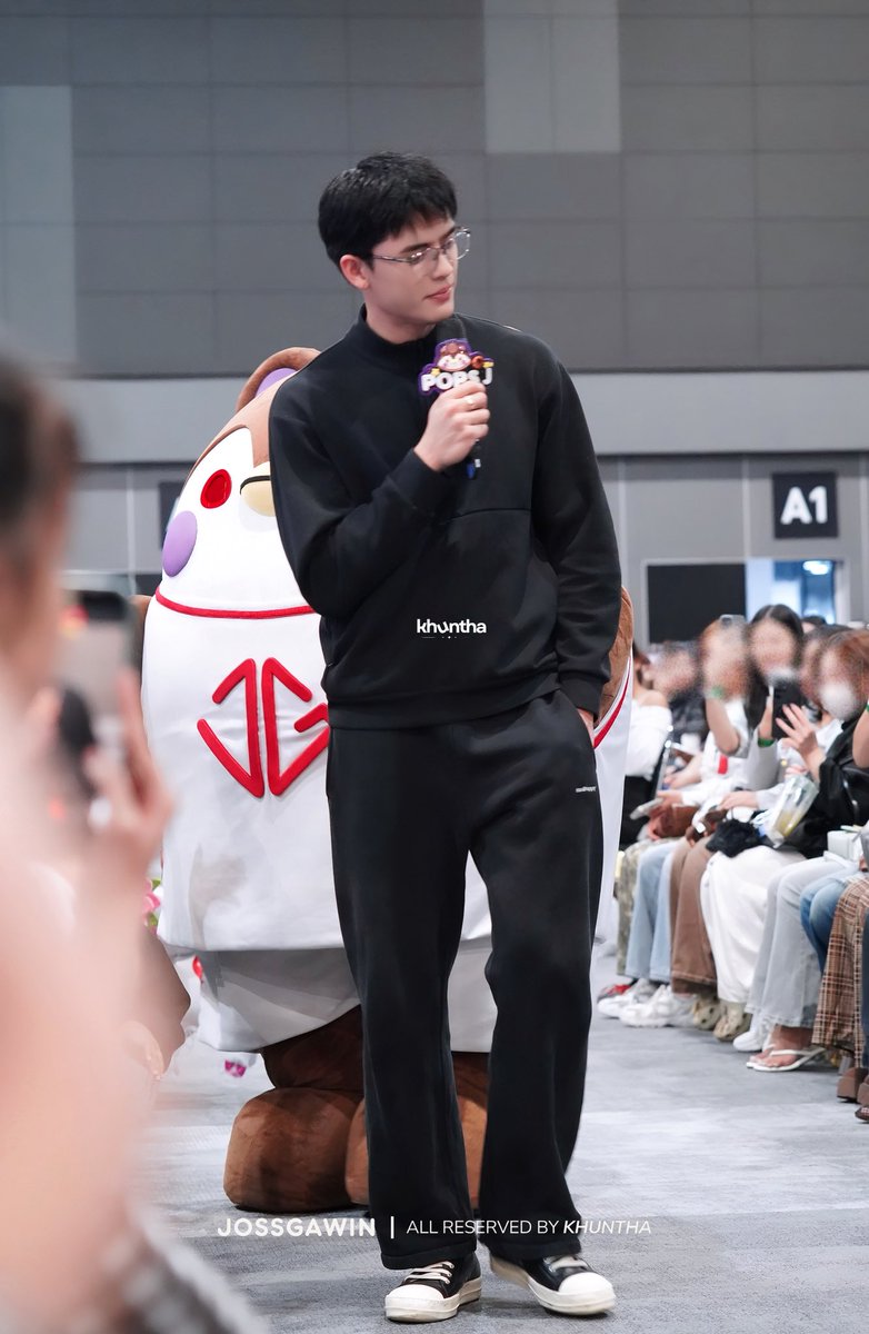 khuntha__'s tweet photo. [2026.10.03] HQ

Super DAD & Cool Kid 🫳🏻🏀💖

JOSSGAWIN GUINZLY BIG FAM

#GMMTVFANIVAL2026HappyFamilyxJG 
#JossWayar #GUINZLY